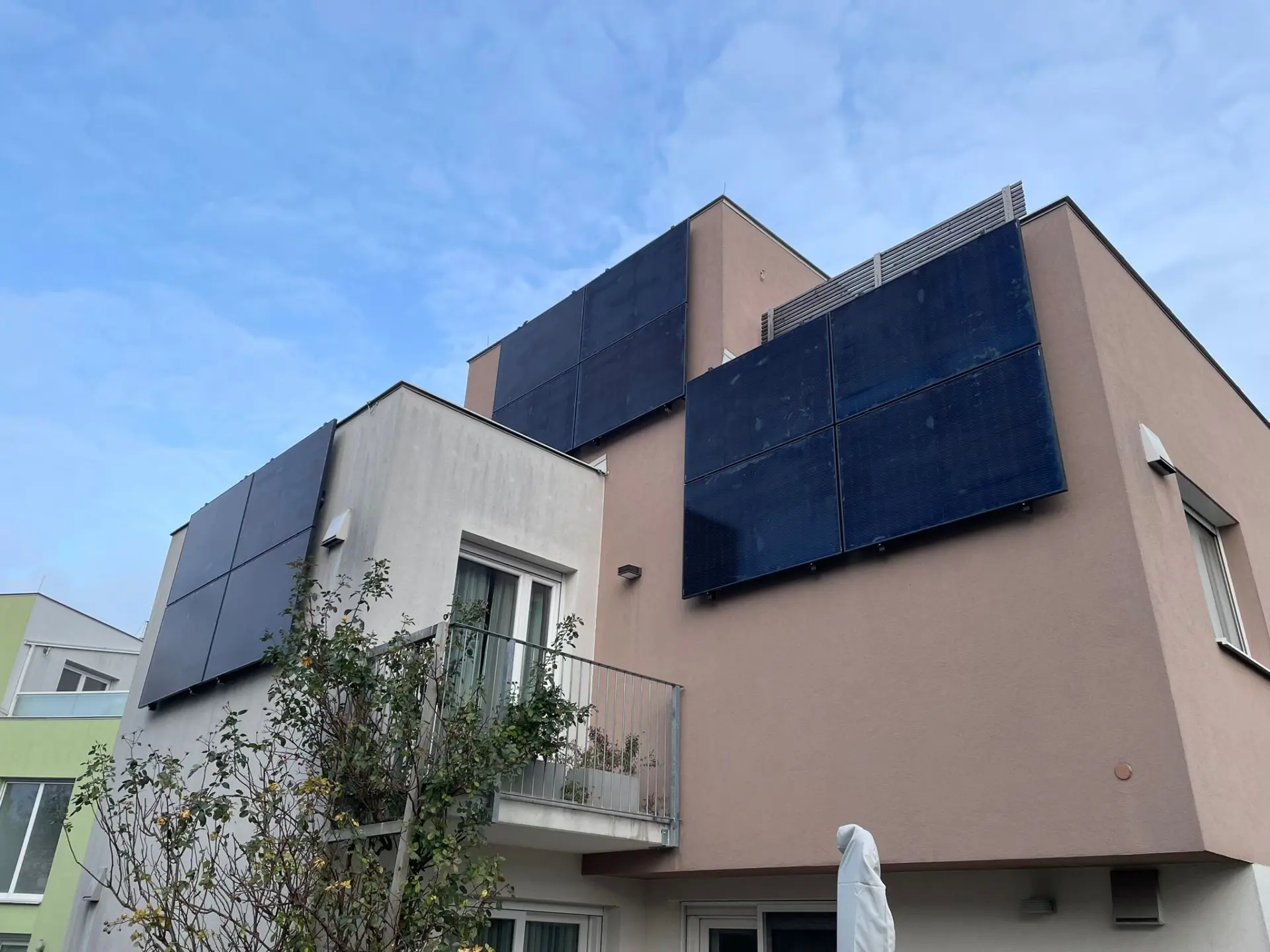 pv fassadeinstallation mit dämmung wdvs in wien durch solarnow photovoltaik gmbh